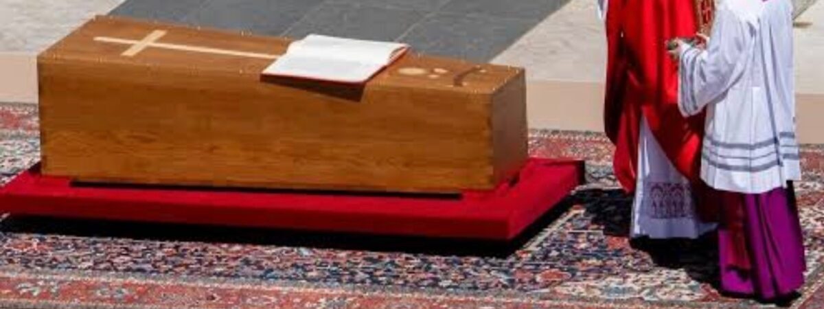 フランシスコ教皇の棺の下にペルシャ絨毯が敷かれた理由