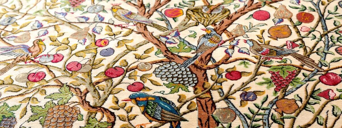樹木を織り出したペルシャ絨毯