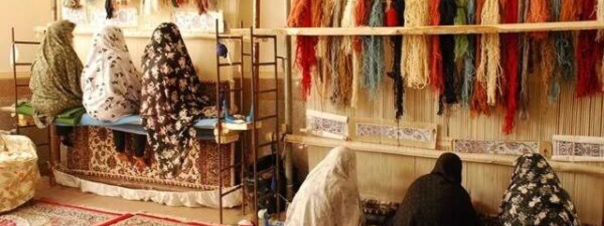 ペルシャ絨毯工房で聞こえる子守唄